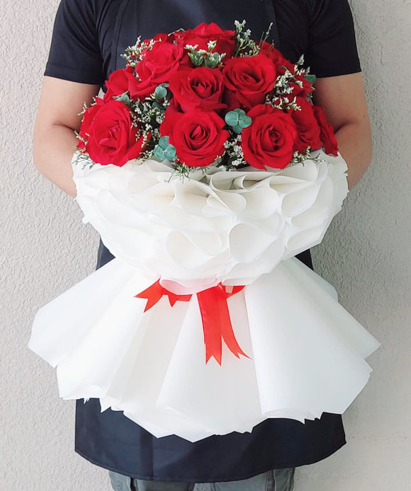 Assorted red roses bouquet - NEW