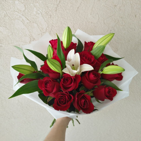Red roses and lilies Bouquet