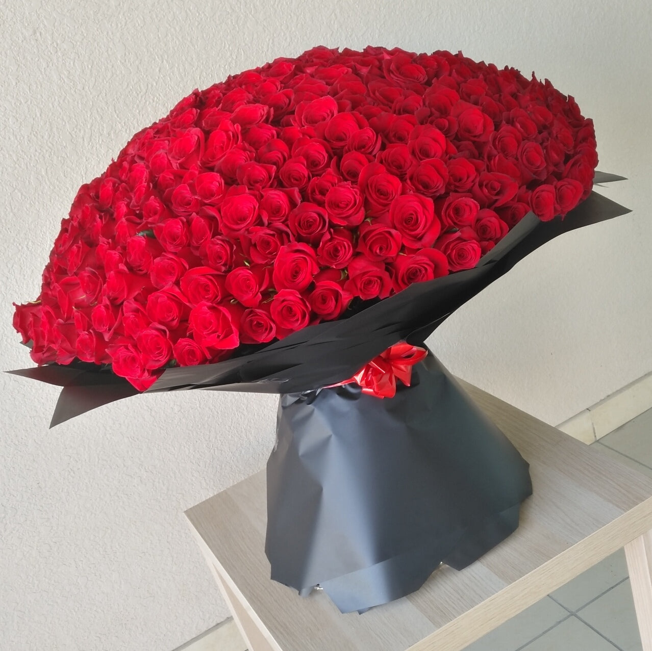 365 Red Roses 365 Red Roses Bouquet Delivery in Dubai. Luxurious 365 roses bouquet.