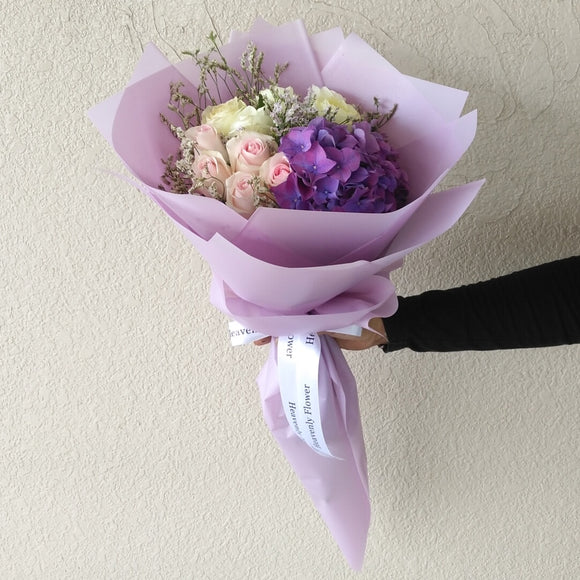 Purple hydrangeas and roses bouquet Ko